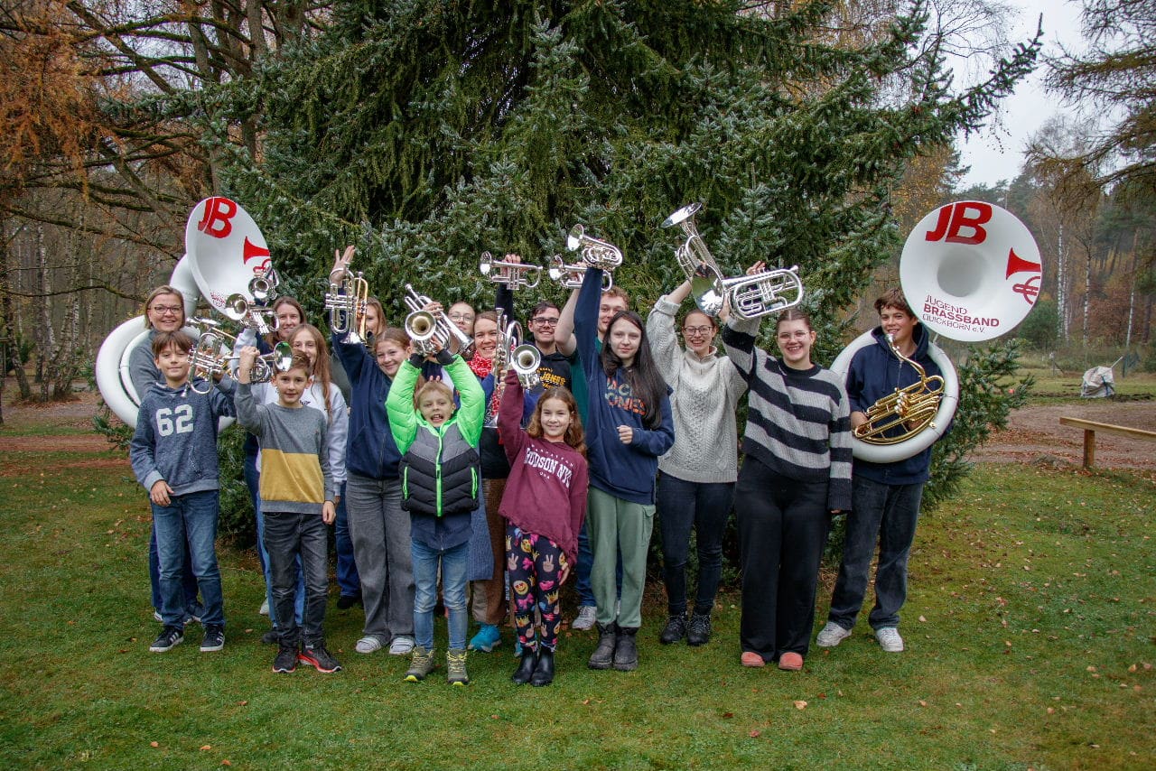 Trombone, Sousaphon und Kornett der Band, 2024